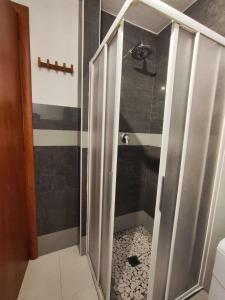 eine Dusche mit Glastür im Badezimmer in der Unterkunft Villa Circuito Simoncelli in Misano Adriatico + 42 Fotos