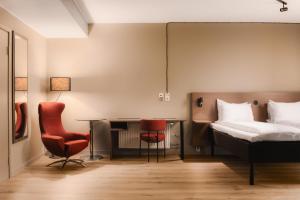 una camera da letto con un letto, una scrivania e una sedia di Scandic Stavanger Airport a Sola Altre 34 foto