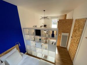 een kamer met een bed en een plank met items bij Maison Yuki - Bleu Alpin - Netflix & Parking gratuit in Le Mont-Dore