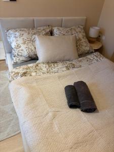 un letto con due cuscini sopra di Gold apartament a Poznań