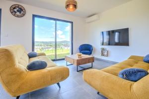 un soggiorno con due divani e una TV di Sunset villa a Trélissac