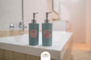 twee flessen odorizers op een aanrecht in een badkamer bij Belvedere la Rocca in Rocca dʼArce +33 foto's