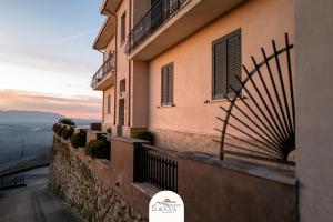 een gebouw met een schaduw erop bij Belvedere la Rocca in Rocca dʼArce