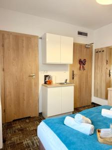 een kamer met 2 bedden en een keuken bij Al-Dom Apartamenty, Apartament SUN w Welle z dostępem do sauny i jacuzzi in Grzybowo