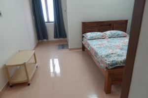 a bedroom with a bed and a table in it at Thiruveesar Family Retreat near Airport in Tiruchirappalli