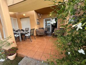 a patio with a table and chairs in a house at Villa Eric in Roldán