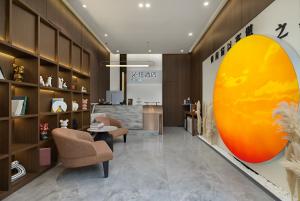 una hall di un negozio con sedie e tavolo di chongqing Qinin Hotel a Chongqing Altre 12 foto