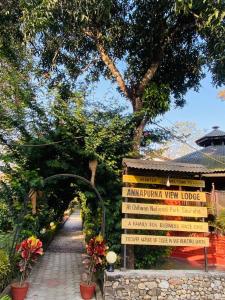 een ingang van Anantara View Lodge met een bord bij Annapurna View Lodge in Chitwan
