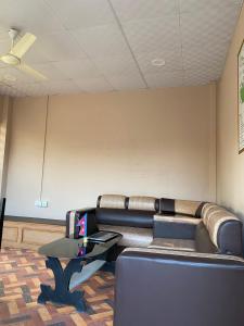 een wachtkamer met een bank en een tafel bij Annapurna View Lodge in Chitwan