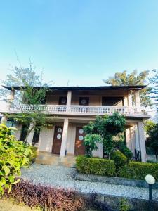 een groot huis met veel planten bij Annapurna View Lodge in Chitwan +20 foto's