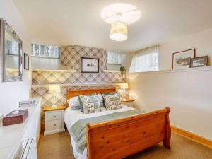 En eller flere senge i et værelse på 1 Bed in Crieff 87498