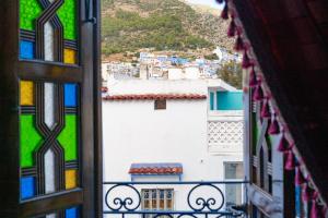 una vista di una città da una finestra di Résidence Hoteliére Chez Aziz a Chefchaouen