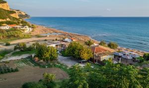 eine Luftansicht auf einen Strand neben dem Meer in der Unterkunft Villa Kostas in Vitalades