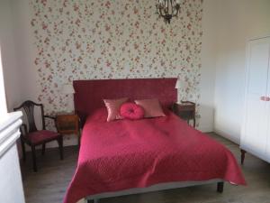 a bedroom with a pink bed with pink pillows at Les Meules in Saint-Basile +12 photos