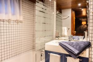 a bathroom with a sink and a mirror at Péniche d'hôtes MS Elisabeth in Namur