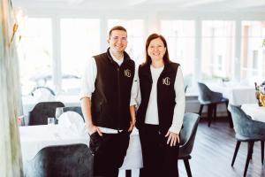 Ein Mann und eine Frau stehen nebeneinander. in der Unterkunft Hotel Gruber in Steinheim