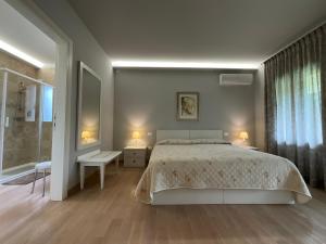 een slaapkamer met een groot bed en een badkamer bij B&B Relief in Possagno