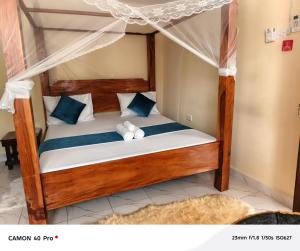 een slaapkamer met een houten bed met teddyberen erop bij Blessing Holiday Homes - Diani Beach in Diani Beach +63 foto's