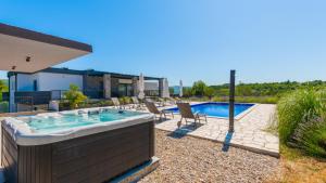 Swimmingpoolen hos eller tæt på Villa Paradise Grubine - Makarska by Villas Guide