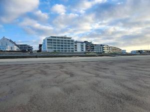an empty parking lot with buildings in the background at Alte Teestube Schmidt 68 in Norderney +2 photos