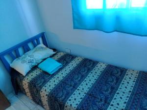 La Delia في جيوليجياشو: غرفة نوم بها سرير مع لحاف أزرق