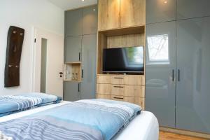 Giường trong phòng chung tại Ahrenshof 8