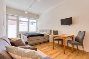 een woonkamer met een bank en een tafel bij Alte Teestube in Norderney