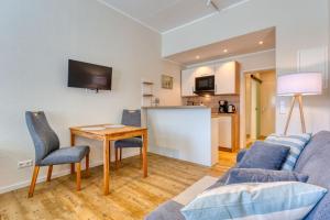 een woonkamer met een bank en een tafel bij Alte Teestube in Norderney