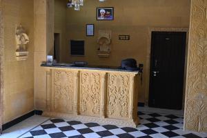 een toonbank in een kamer met een geblokte vloer bij Hotel Patel Heritage Sam in Sām