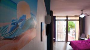 una tavola da surf appesa a un muro in una stanza di Apartalux Vera Rincón de Loix a Benidorm Altre 24 foto