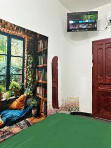 una camera con un letto verde e una libreria di Jun house - Bến cảng rạch giá a Rach Gia Altre 18 foto