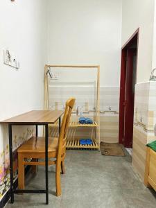 una sala da pranzo con tavolo e sedia di Jun house - Bến cảng rạch giá a Rach Gia