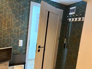 a bathroom with a door and a shower at Agrobiskupin Kaczmarek 2 in Gąsawa