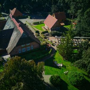 een luchtfoto van een huis met een tuin bij Ahrenshof 7 in Bad Zwischenahn