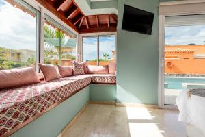 a large window seat in a room with a tv at Villa Cornelia in Adeje