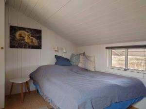 una camera da letto con un letto e una finestra di Lovely Summer House On Natural Grounds a Frøstrup