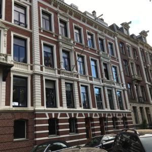 アムステルダムにあるVondelparkmuseum Innの大きなレンガ造りの建物
