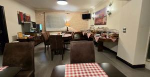 een eetkamer met veel tafels en stoelen bij Olympic Fashion Hotels in Athene