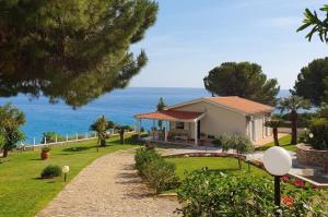 een huis met uitzicht op de oceaan bij Casa Guido in Cittadella del Capo