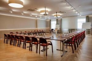 een grote conferentieruimte met een lange tafel en stoelen bij Hotel Basztowy in Sandomierz