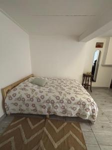 een slaapkamer met een bed met daarop een laptop bij Studio agréable et paisible in Aubagne