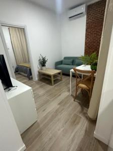 a living room with a couch and a table at La Casa de Mara in Madrid