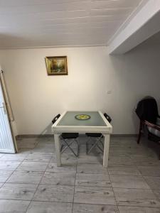 een witte tafel in een kamer met 2 stoelen bij Studio agréable et paisible in Aubagne