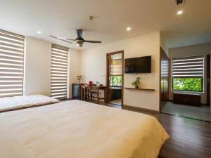 een slaapkamer met een groot bed en een tafel bij Navilla Huế Homestay in Thôn An Hòa