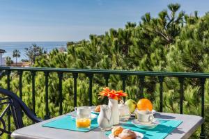 een tafel met eten en drinken op een balkon bij Ona Alanda Club Marbella in Marbella