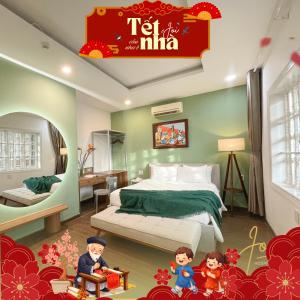 een hotelkamer met een bed en poppen in een kamer bij Joi Hospitality - Central in Vung Tau