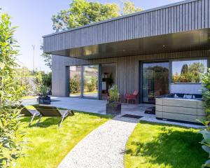 a modern house with a backyard with a garden at Nomad Village in Verviers