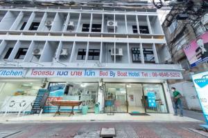 een man die voor een gebouw staat bij Bed By Boat @Nonthaburi Pier in Nonthaburi