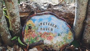 a rock with a sign that says operator haveen at Shelter i sansehave in Præstø +3 photos