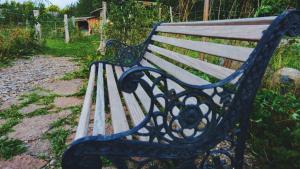 a park bench sitting on the side of a path at Shelter i sansehave in Præstø
